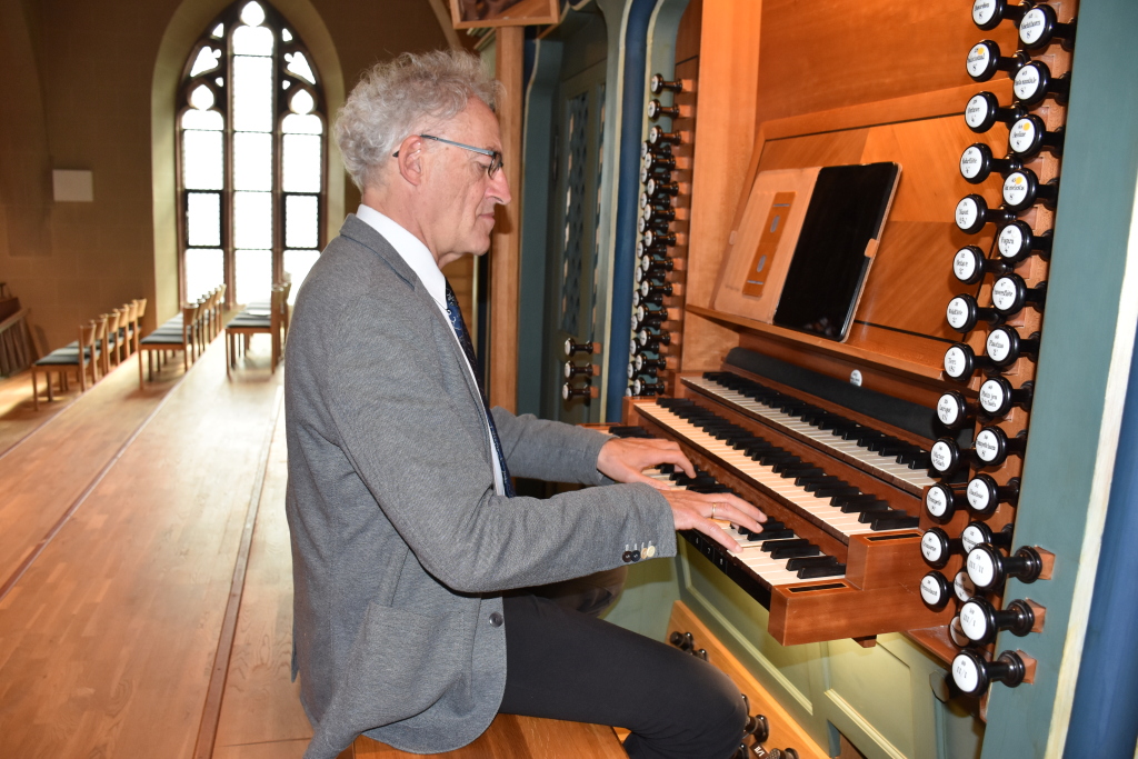 Gerhard Gnann zeigt bei seinem Auftritt im Münster in Neustadt, was die Orgel kann - Titisee-Neustadt