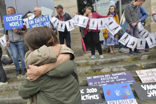 Vor dem Gericht warten Menschen auf das Urteil im Missbrauchsprozess.  | Foto: Mathieu Pattier (dpa)