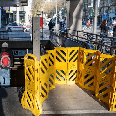 Eine defekte Rolltreppe am Friesenplatz in der Kölner Innenstadt.