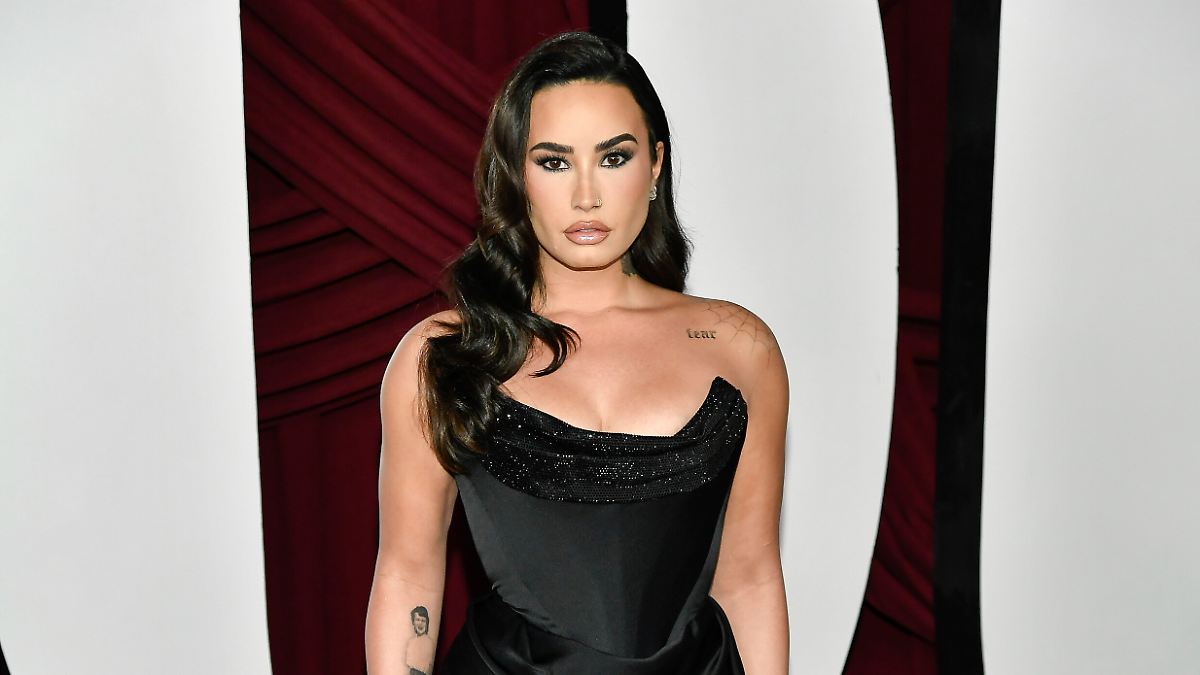 Sängerin hat geheiratet: Demi Lovato sagt in zwei Designerkleidern "Ja"