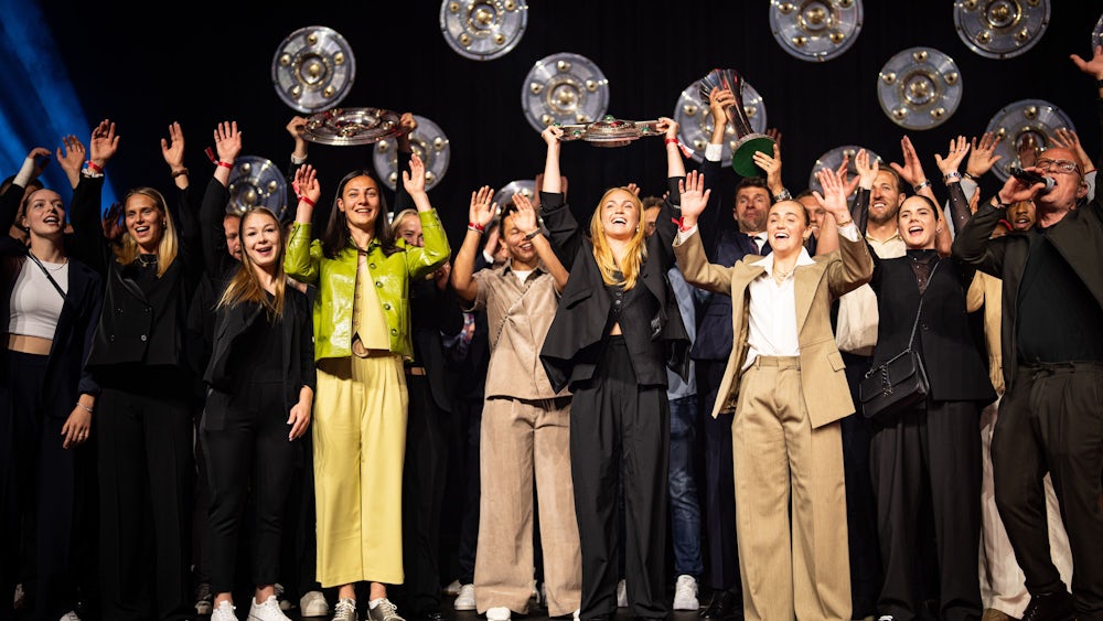 Die Frauen des FC Bayern München stehen bei der internen Meisterfeier auf der Bühne und feiern ihren Titel.