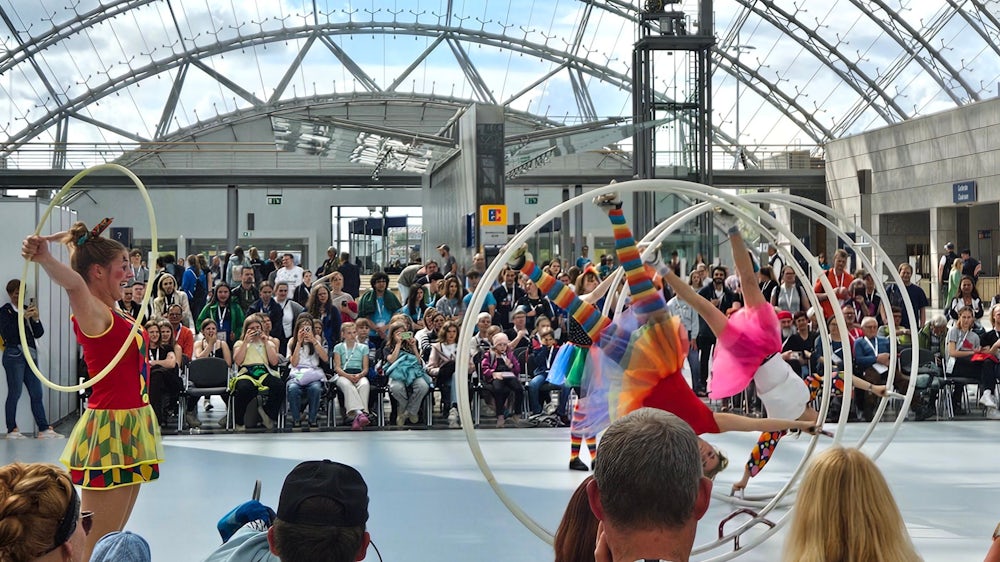 Inspiration in der Pause: Rhönradturnerinnen auf der Leipziger Messe.