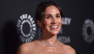 Kleine Notizen zugeschoben: Meghan macht mächtig Eindruck auf Flugbegleiterin