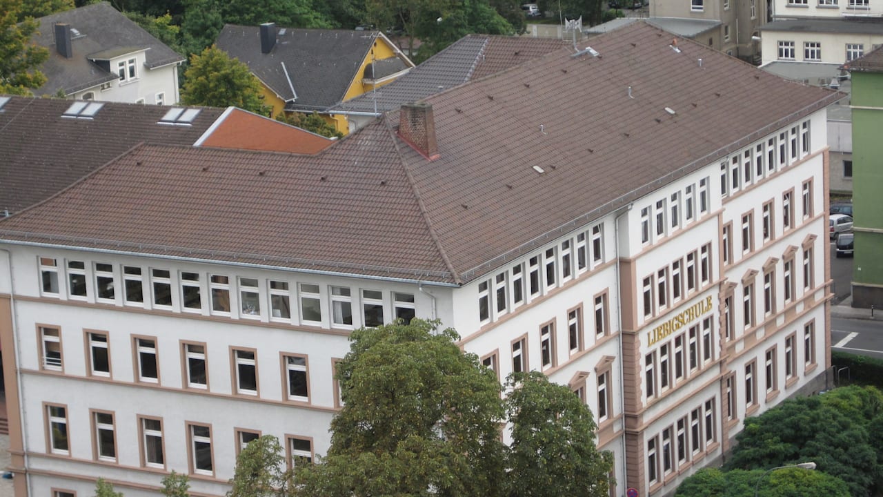 Gymnasium in Gießen: Schüler wollten „NSDAbi“ als Abi-Motto wählen | Regional