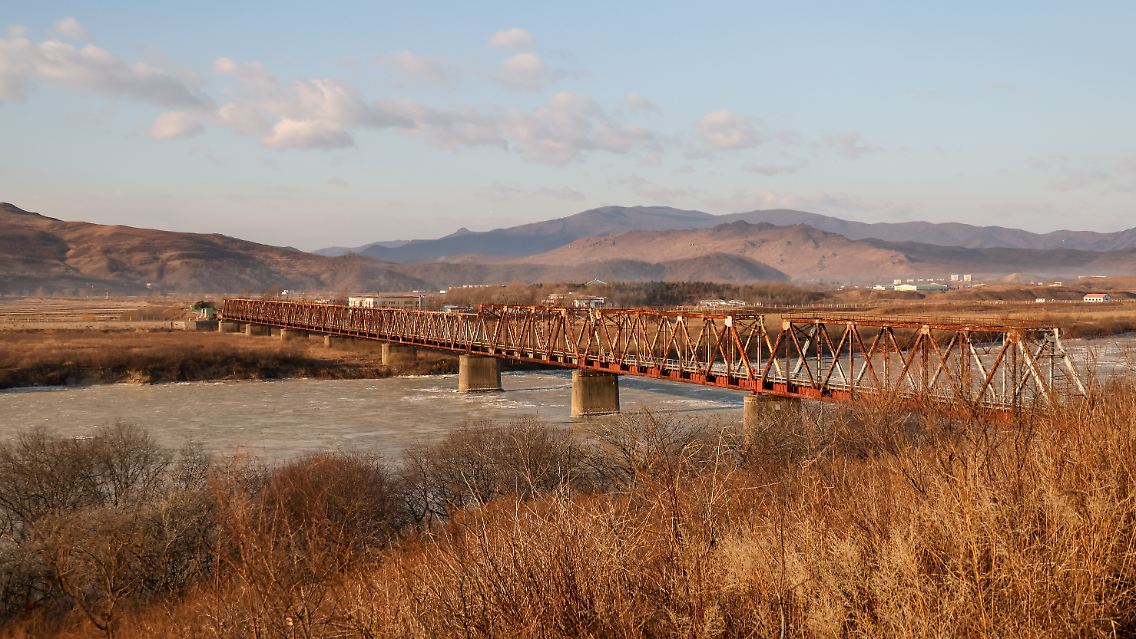 Eine Bahnbrücke über den Tumen verbindet Nordkorea und Russland.