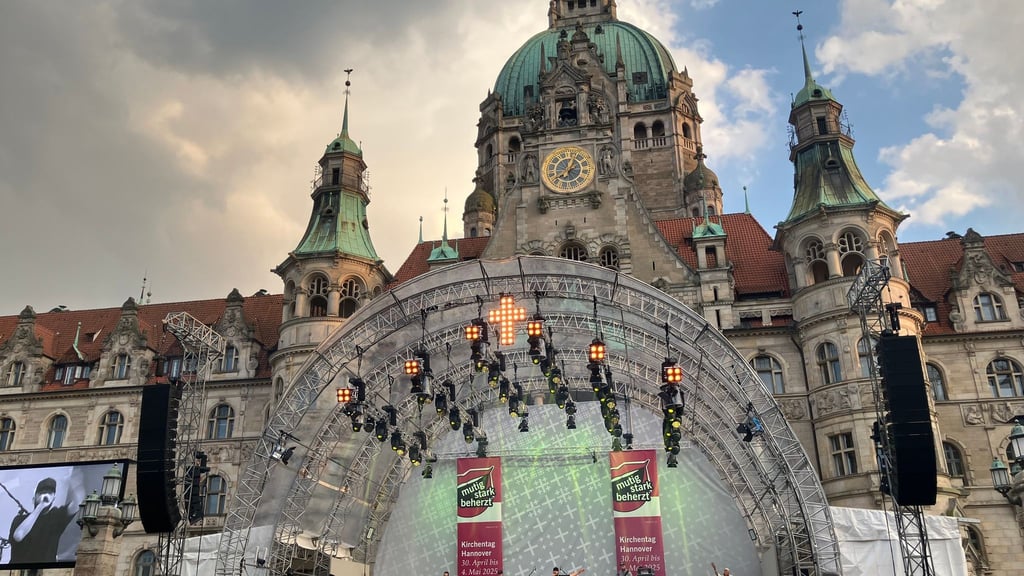 Gentleman singt beim Kirchentag für Demokratie
