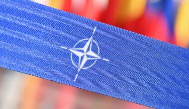 Vergabe von Rüstungsaufträgen: Möglicher Korruptionsskandal: Ermittlungen gegen Nato-Mitarbeiter