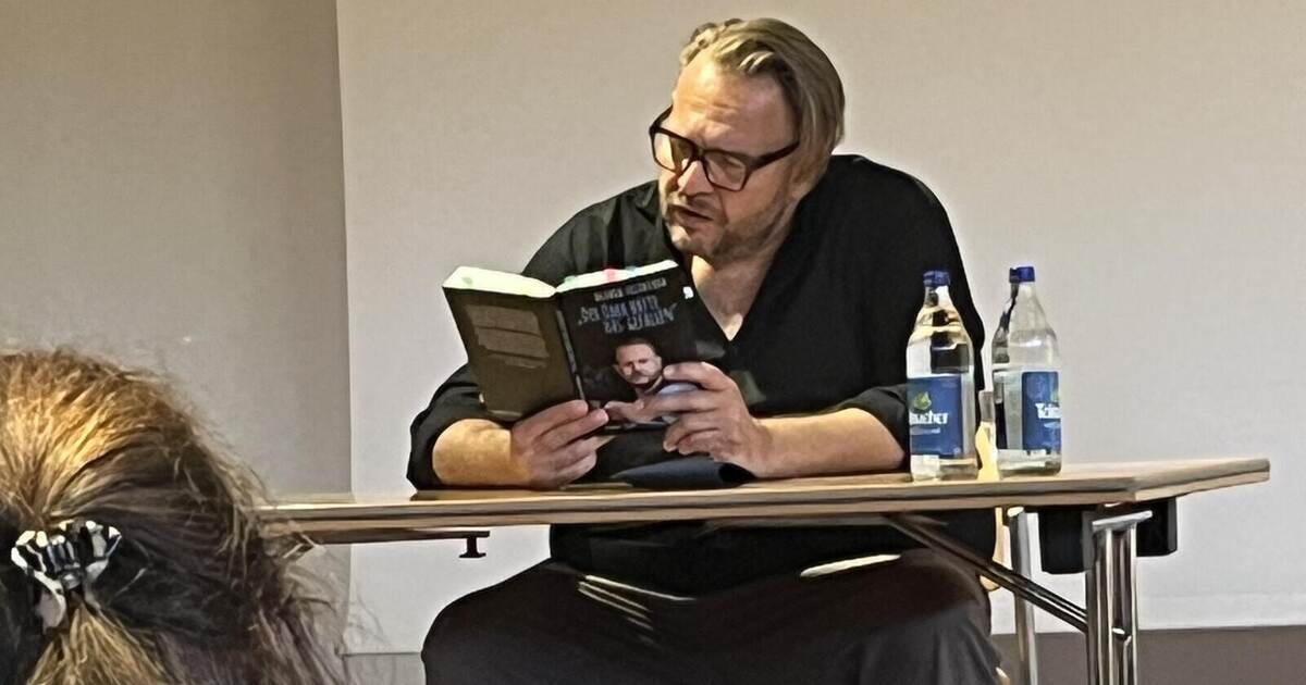 Schauspieler liest in Pforzheim aus seinem Buch – denn er ist auch Sargträger - Pforzheim