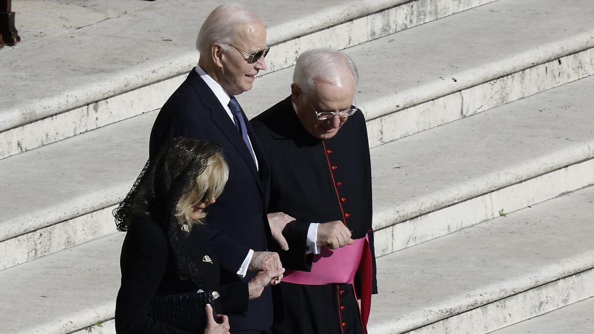 In zweiter Amtszeit: Bericht: Berater befürchteten, Joe Biden braucht einen Rollstuhl