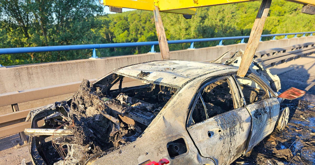 Mercedes brennt auf A8 bei Remchingen aus - Pforzheim