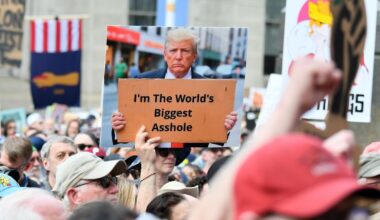 Bernie Sanders führt Demo an: Proteste gegen Trump-Regierung in Tausenden US-Städten