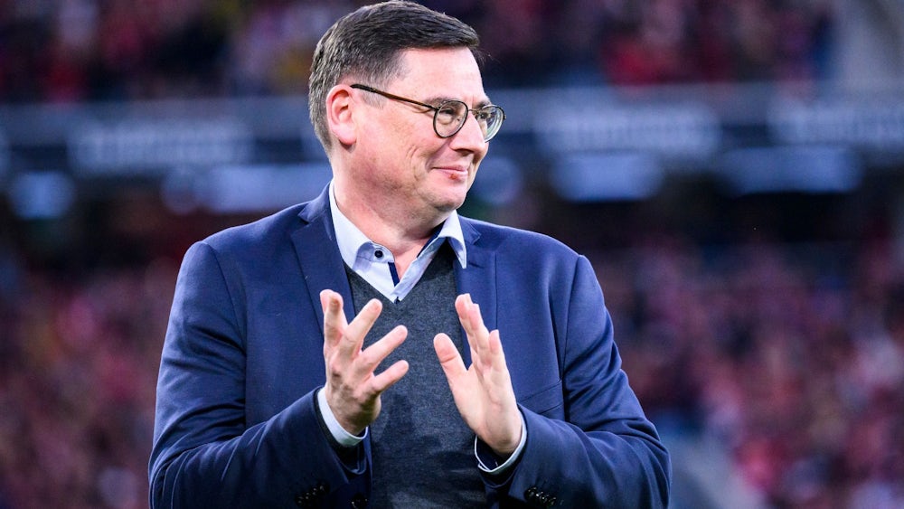 Voll des Lobes für Trainer Julian Schuster: Freiburgs Finanzvorstand Oliver Leki.