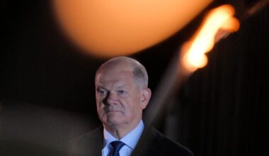 Kanzlerwechsel in Berlin: "Steinerner" Scholz verabschiedet sich bei Zapfenstreich