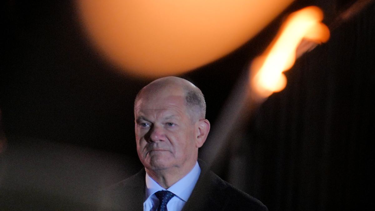 Kanzlerwechsel in Berlin: "Steinerner" Scholz verabschiedet sich bei Zapfenstreich