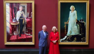 Mit neuen Porträts: Charles und Camilla feiern Jahrestag der Krönung