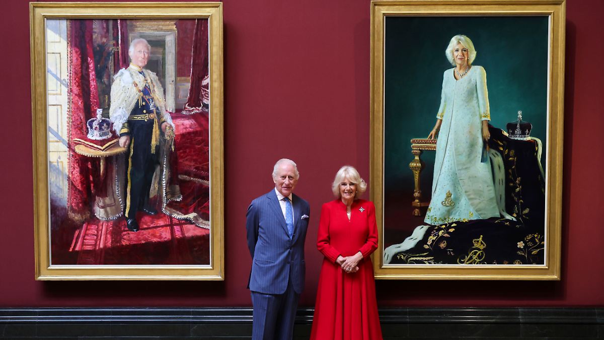 Mit neuen Porträts: Charles und Camilla feiern Jahrestag der Krönung