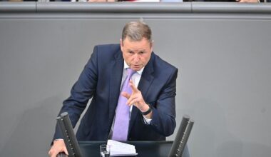 Bundestag legt Ausschüsse fest: Linke beklagt "Foulspiel", AfD wütet auch
