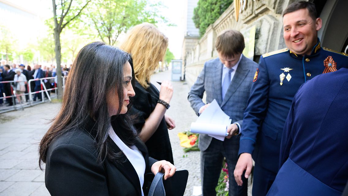 BSW-Politikerin Dagdelen betritt die russische Botschaft in Berlin.