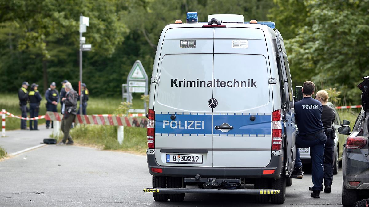 Auf Gehweg in Berlin: Nach Fund von totem Säugling: Mutter festgenommen