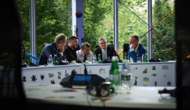Donald Tusk, Wolodymyr Selenskyj, Emanuel Macron, Keir Starmer und Friedrich Merz (v.l.n.r.) im Telefongespräch mit Donald Trump.
