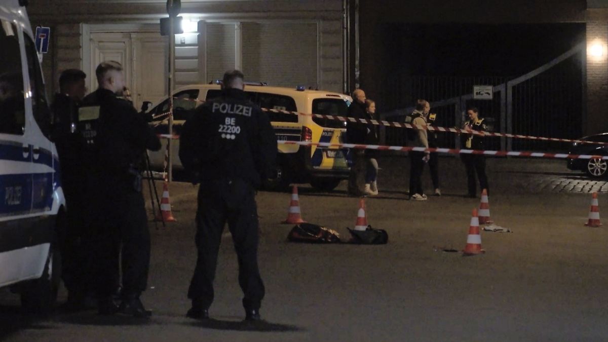 Beamter schwebt in Lebensgefahr: 28-Jähriger sticht Polizisten Messer in den Hals