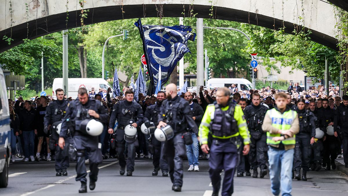 Fan schon im Stadion reanimiert: Drama in Duisburg: Zuschauer stirbt nach Niederrhein-Pokalfinale