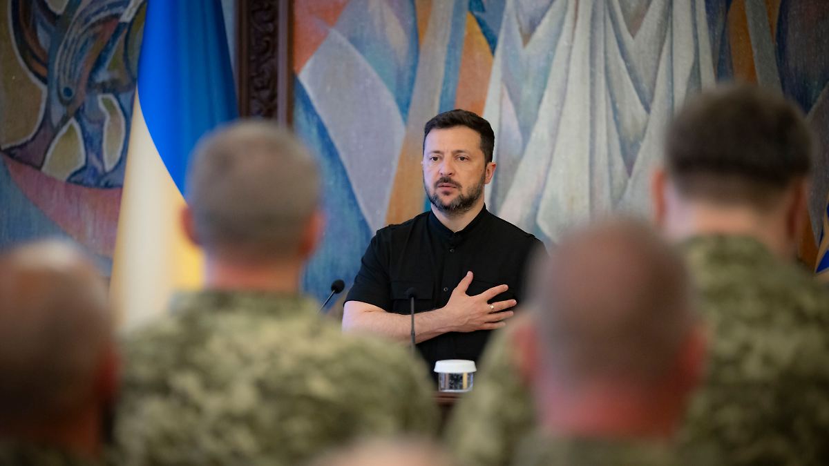 "900 Drohnen in drei Tagen": Selenskyj rechnet mit neuer russischer Offensive