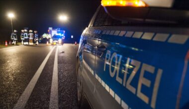 Unfall in Wuppertal: Zusammenstoß zwischen Fahrradanhänger und Tretroller – Polizei sucht Zeugen