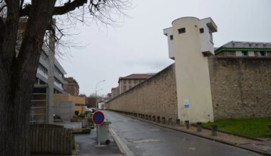 Import aus China - Frankreichs Polizei beschlagnahmt Mini-Handys hinter Gittern - Panorama