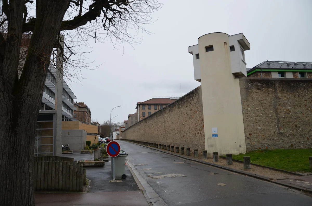 Import aus China - Frankreichs Polizei beschlagnahmt Mini-Handys hinter Gittern - Panorama
