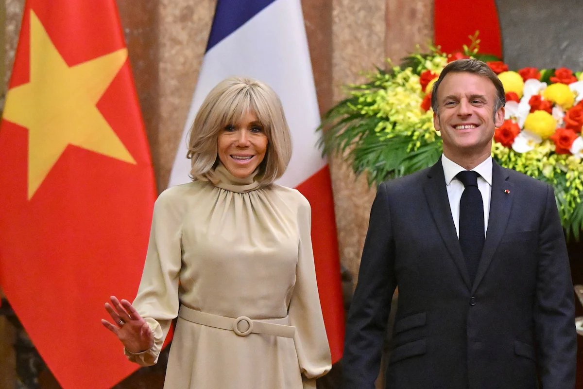 Frankreich - Mitreisender spricht nach Macron-Video von harmloser Szene - Politik