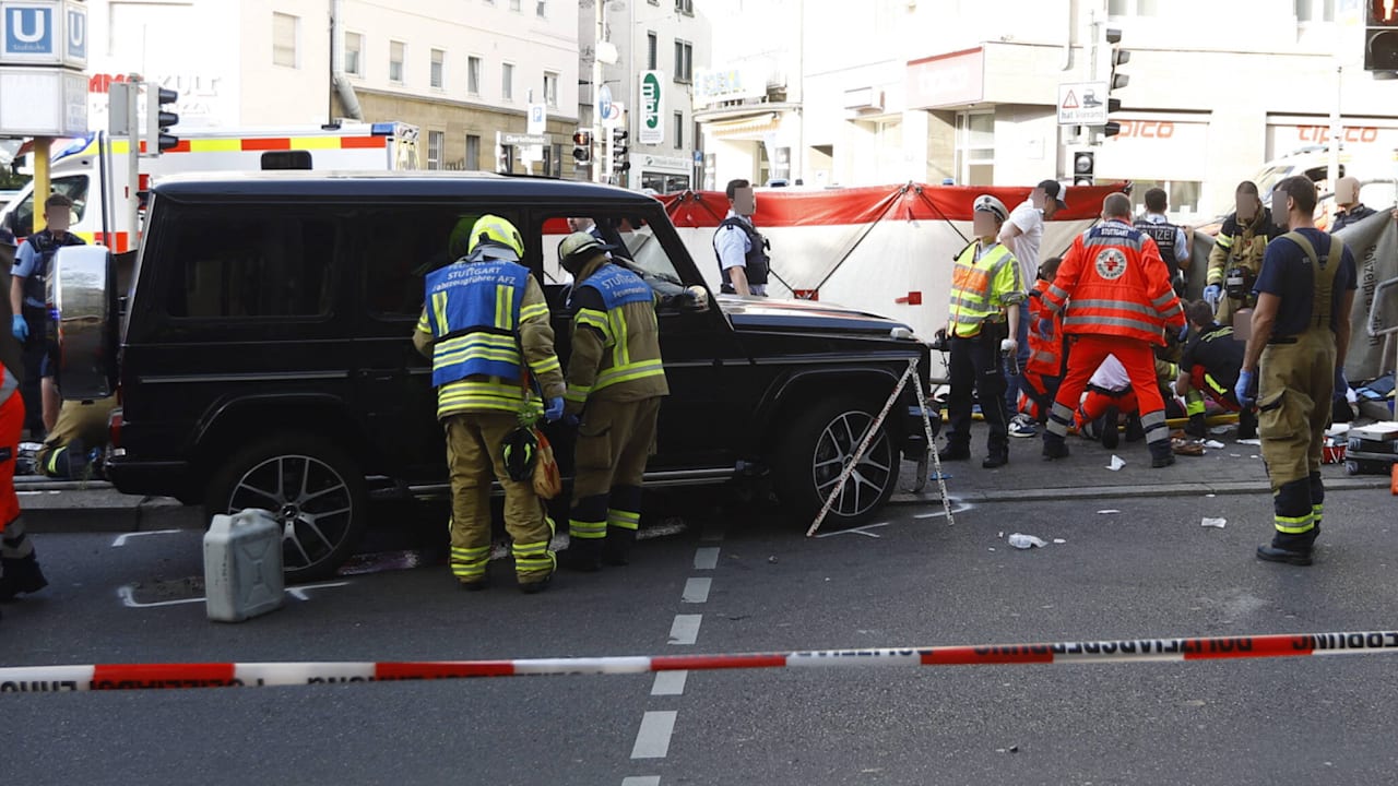 Stuttgart: Auto fährt in Menschengruppe – Frau (46) stirbt nach SUV-Unfall | Regional