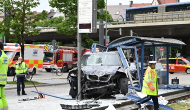 München: Auto fährt in Haltestelle unter der Donnersbergerbrücke - drei Schwerverletzte - München