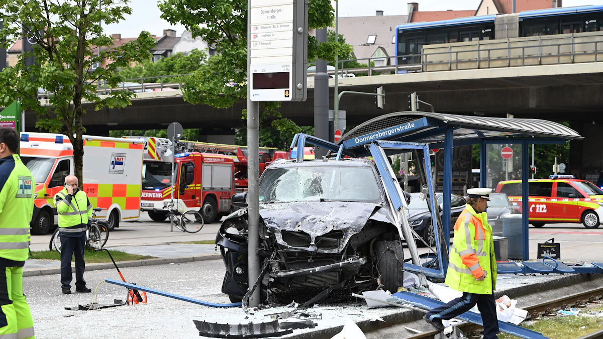 München: Auto fährt in Haltestelle unter der Donnersbergerbrücke - drei Schwerverletzte - München