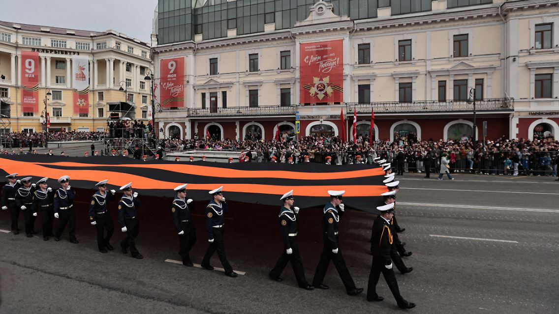 Russische Marinesoldaten nehmen an der Militärparade in Wladiwostok teil.