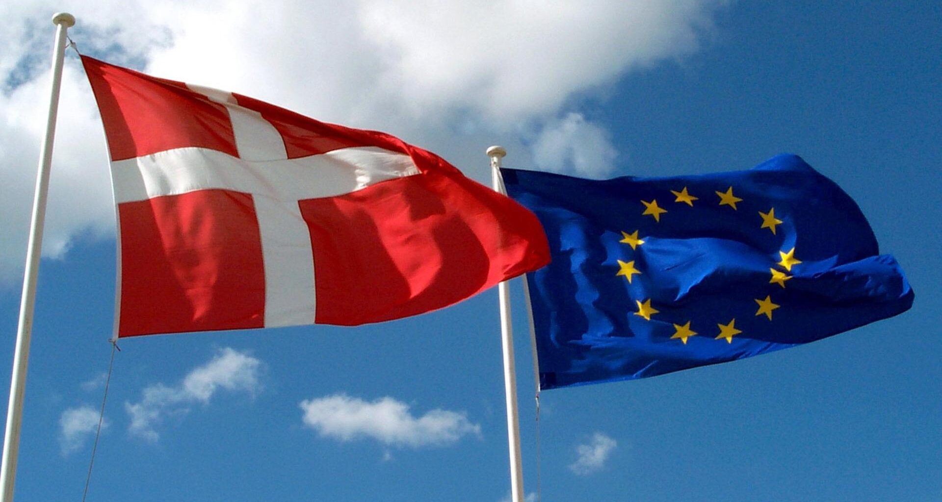 Die dänische Flagge neben einer EU-Flagge