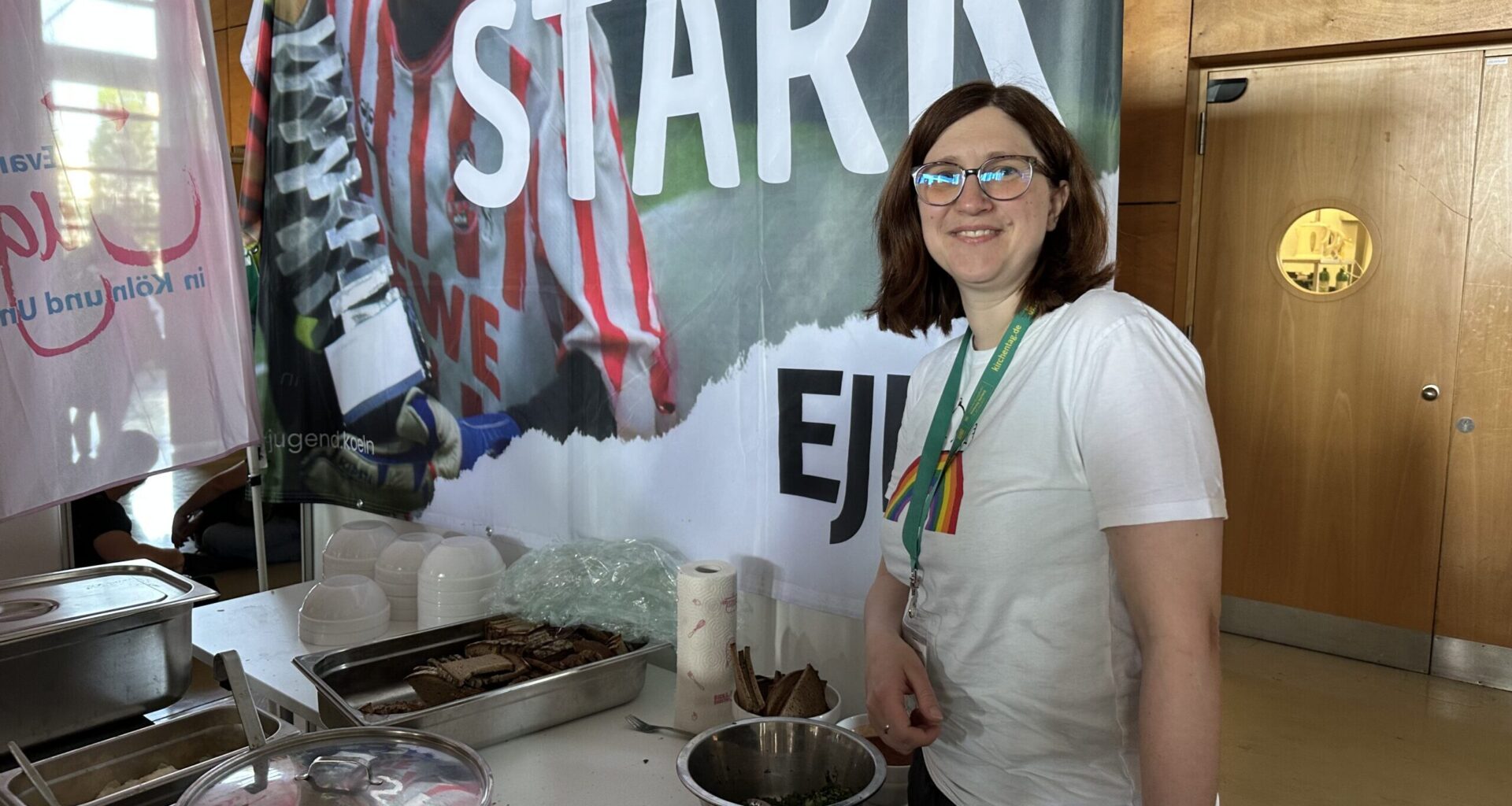 You are currently viewing „Mutig, stark, beherzt“: Jugendliche aus der Trinitatisgemeinde an der Erft mit Waffeln und Nudeln beim Kölner Treff auf dem Kirchentag