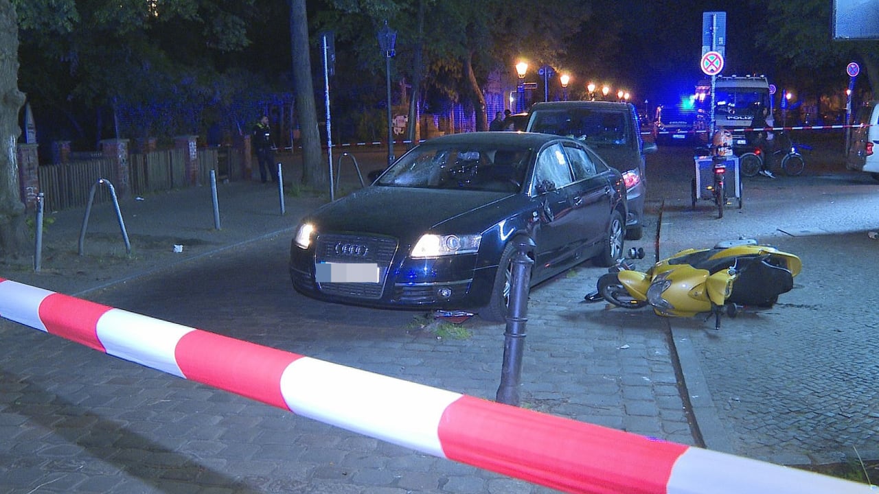 Berlin: Mit Flaschen, Steinen, Waffen – 30 Personen greifen Audi an | Regional