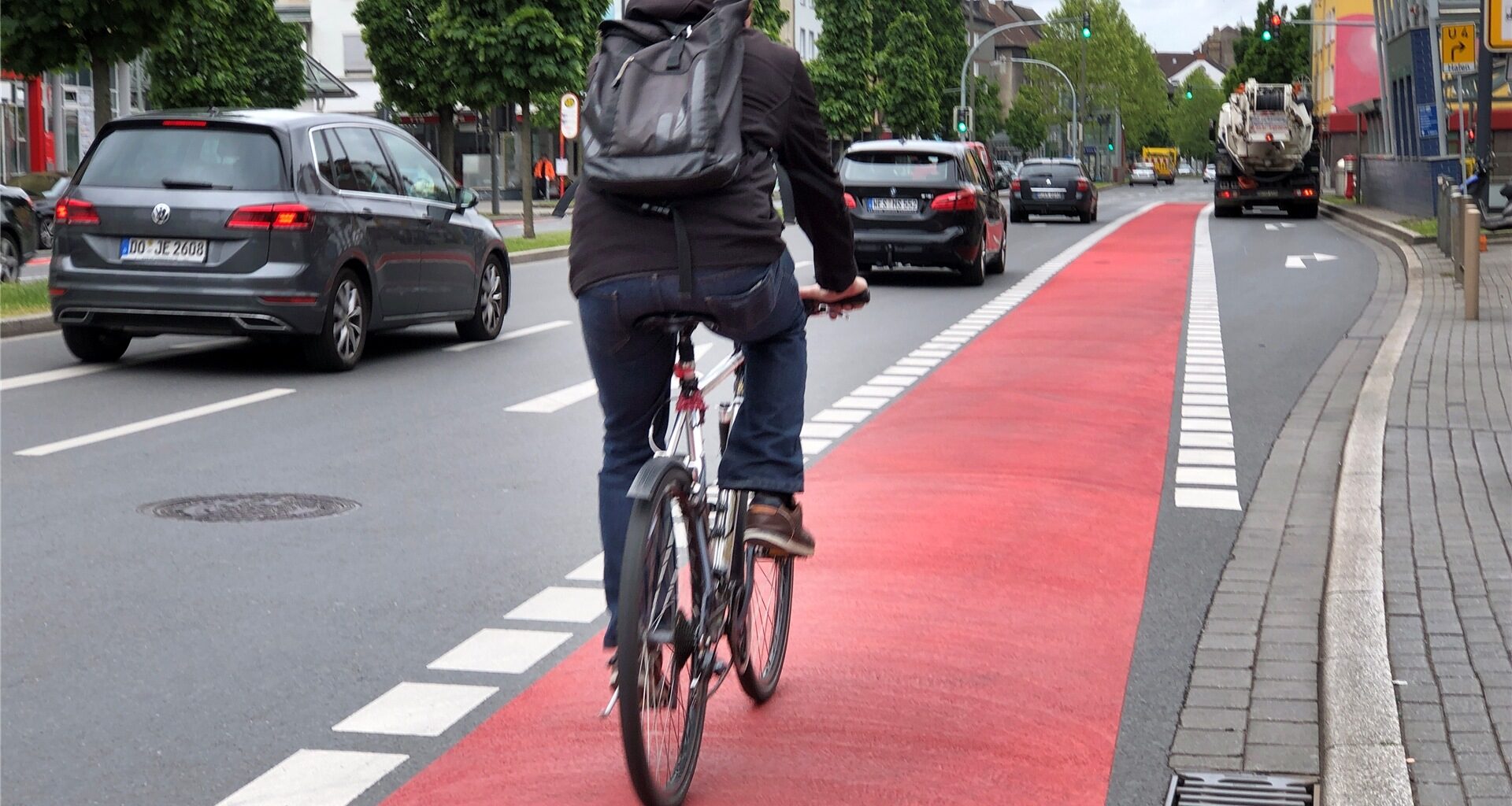 Eine solche Rotmarkierung des Radwegs wie hier an der Rheinischen Straße wünschen sich die Evinger Grünen auch auf der B54 vor der dem Kreisverkehr in Brechten – wohl vergebens.