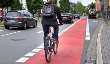 Eine solche Rotmarkierung des Radwegs wie hier an der Rheinischen Straße wünschen sich die Evinger Grünen auch auf der B54 vor der dem Kreisverkehr in Brechten – wohl vergebens.