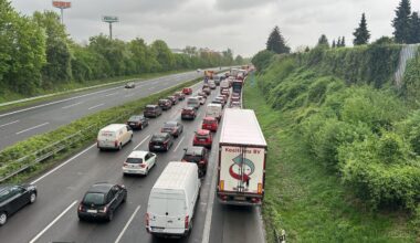 Unfall auf der A2: Auto rast in Mittelleitplanke