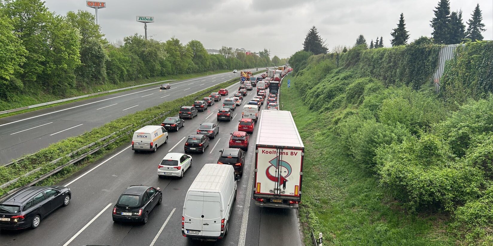Unfall auf der A2: Auto rast in Mittelleitplanke