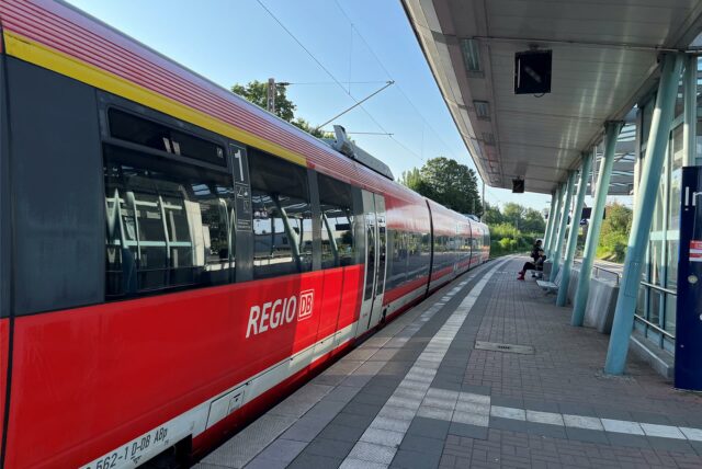 Ein Zug am Bahnhof in Lünen