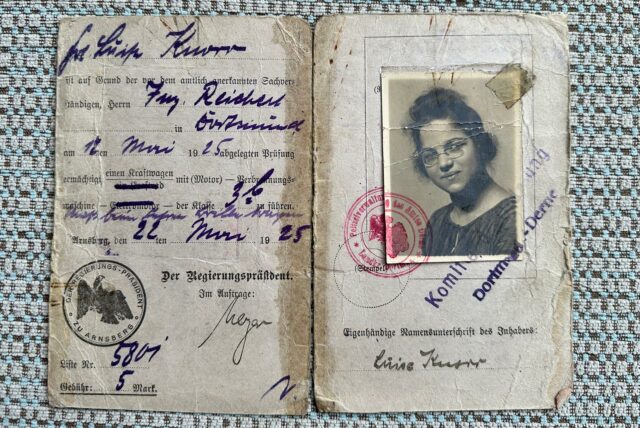 1925 wurde Luise Feeth, geborene Knorr, als erster Frau in Dortmund der Führerschein ausgestellt.
