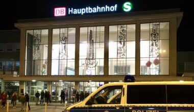 Junge Männer werfen Böller auf Bahnhofsvorplatz
