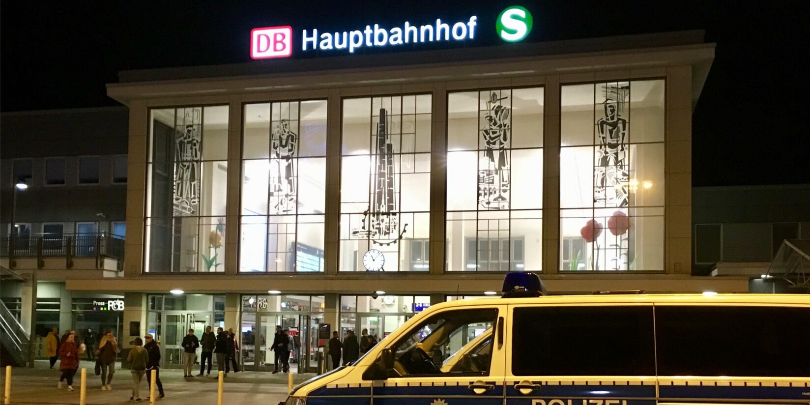 Junge Männer werfen Böller auf Bahnhofsvorplatz