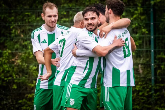 Schüren-Spieler jubeln nach einem Tor.