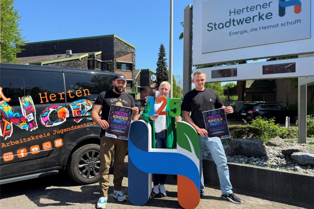Khaled El Osman, Enrico Baldassarri und Kerstin Walberg stehen auf dem Gelände der Stadtwerke. Im Bild ist der Transporter des Jugendzentrums und ein großes Stadtwerke-Logo zu sehen.