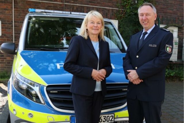 Stefan Brode wird neuer Leiter der Polizeiwache Castrop-Rauxel. Polizeipräsidentin Friederike Zurhausen gratuliert ihm zur neuen Aufgabe,