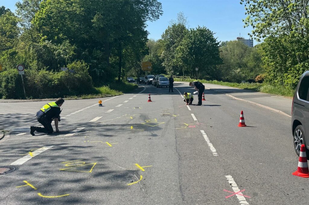 Polizisten nehmen einen Unfall auf.